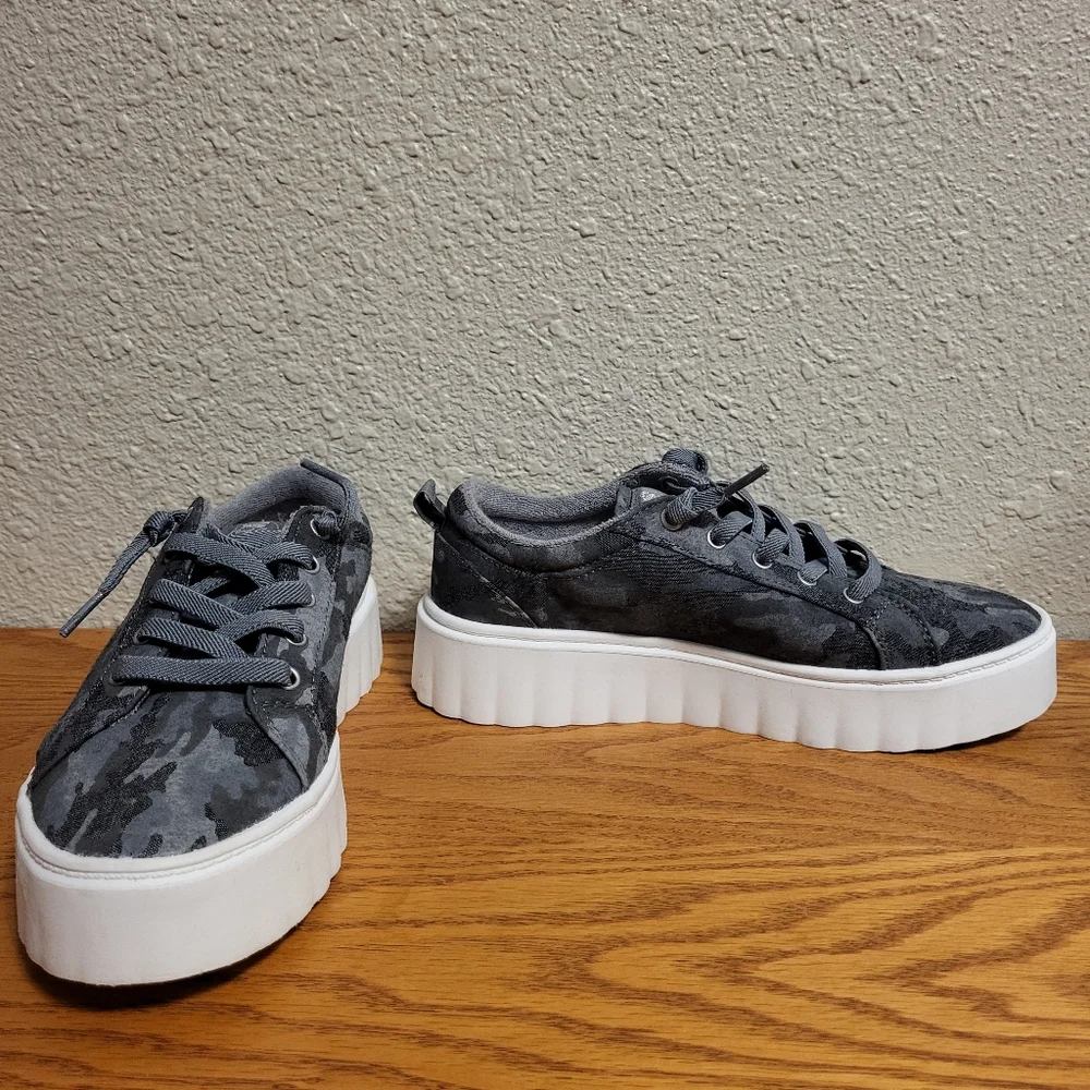 Roxy Gray Camo Sheilahh Sneaker Size 7½